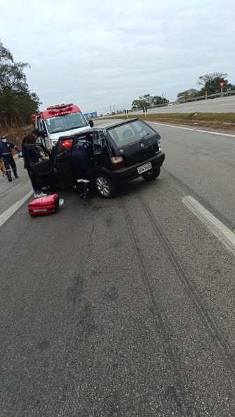 Veículo capotado na MG 050, com equipes de emergência no local prestando atendimento.