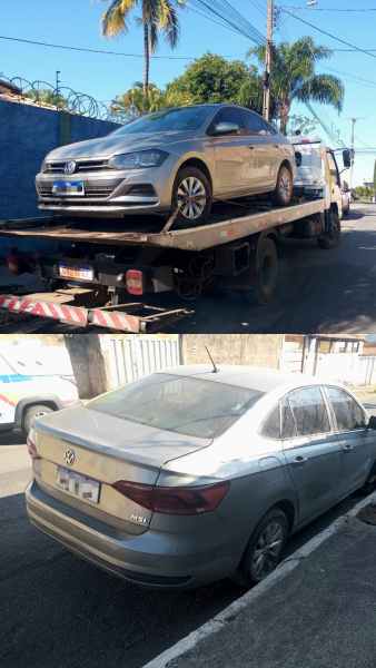 Veículo VW/Virtus sendo rebocado por um caminhão guincho em rua da cidade, com sinais de clonagem.