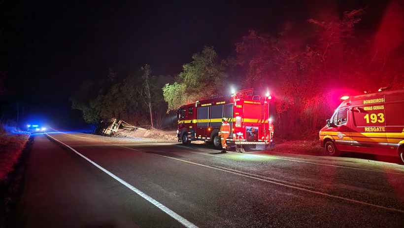 Veículo dos Bombeiros e ambulância em resposta a um incêndio em Nova Serrana durante a noite, com luzes de emergência visíveis na via.