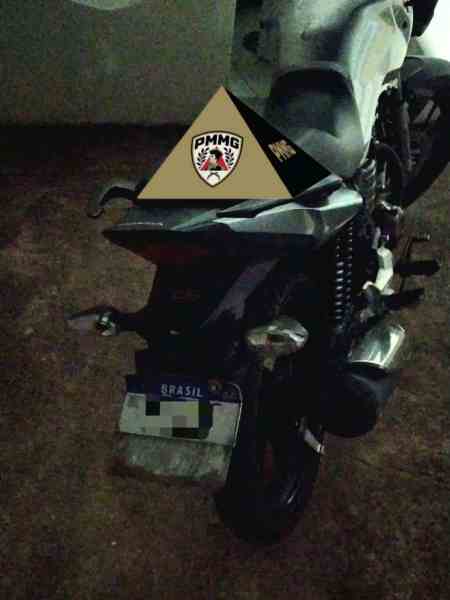 Motocicleta apreendida pela Polícia Militar de Minas Gerais, mostrando a placa adulterada e o emblema da PMMG na parte traseira.