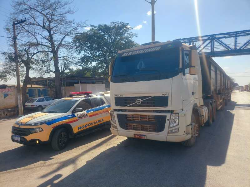 Veículo da Polícia Militar Rodoviária de Minas Gerais parado ao lado de uma carreta Volvo, na rodovia MG 170, durante uma operação de fiscalização.