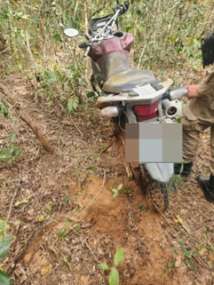 Motocicleta Honda XRE 300 vermelha, ano 2011, abandonada em área de mata em São Sebastião do Oeste/MG, recuperada pela polícia.