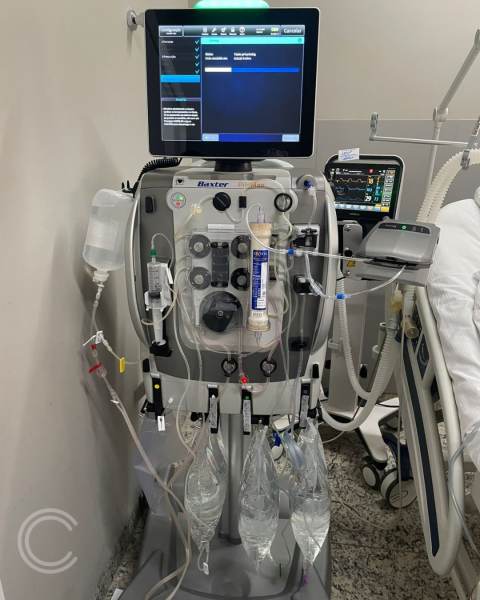 Máquina de diálise contínua utilizada no tratamento de pacientes em estado crítico, com display mostrando informações do procedimento.