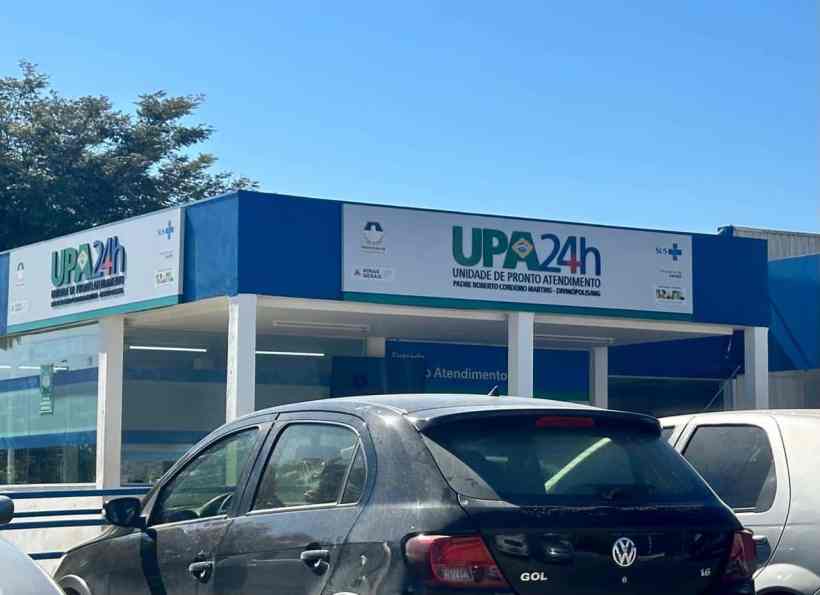 Imagem da Unidade de Pronto Atendimento UPA 24h em Divinópolis, com sinalização visível e veículos estacionados em frente.