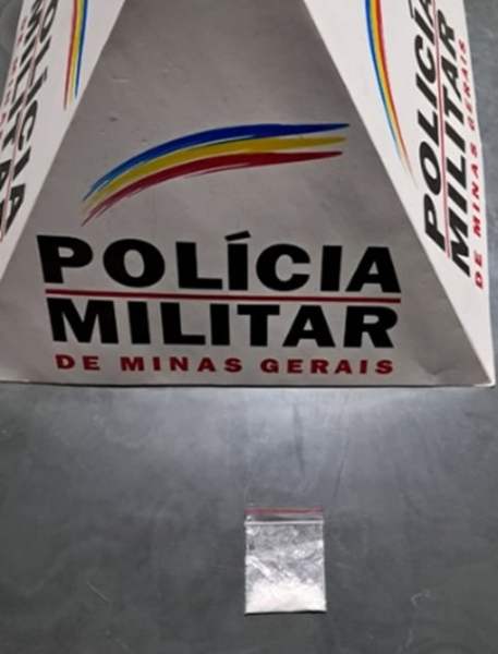 Pacote suspeito de conter substância semelhante à cocaína em frente à base da Polícia Militar de Minas Gerais.