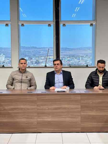 Reunião estratégica com prefeito e vereadores discutindo intervenções para melhoria do trevo de acesso da BR-494 em Divinópolis, com vista a garantir segurança e mobilidade na área.