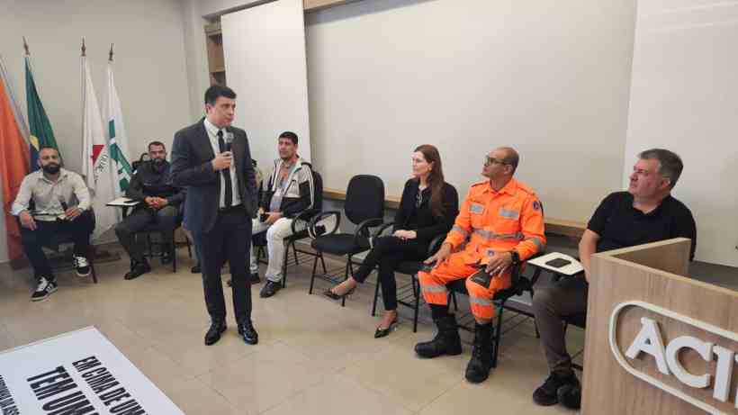 Uma reunião da ACASP no auditório da ACID, em Divinópolis, com autoridades civis e militares, discutindo questões de segurança pública.