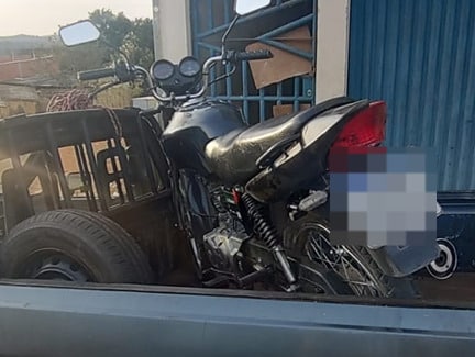 Motocicleta Honda CG 150 Job vermelha estacionada em um local não identificado.
