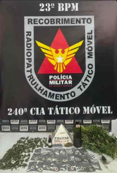 Imagem do emblema da Polícia Militar de Minas Gerais com itens apreendidos na operação de combate ao tráfico de drogas, incluindo maconha, cogumelos alucinógenos e outros materiais relacionados ao cultivo.