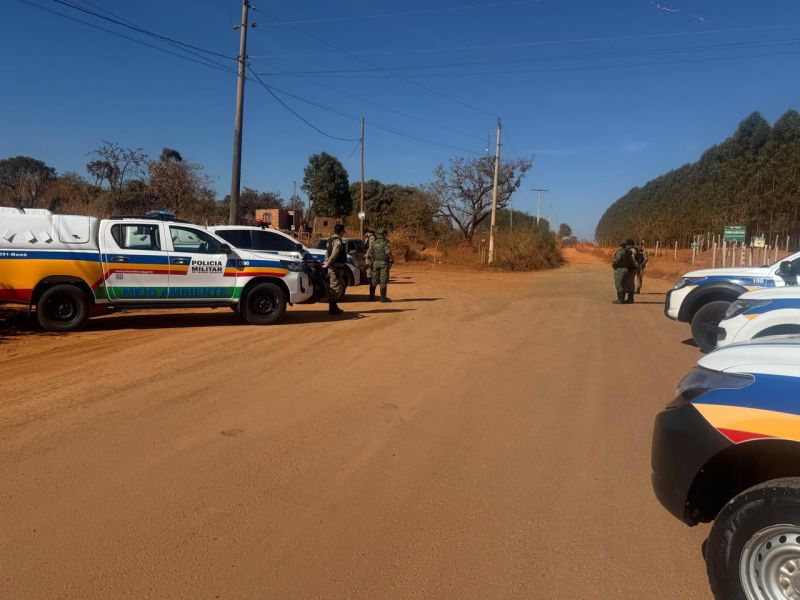 A Polícia Militar de Minas Gerais em operação de segurança no campo, com viaturas e militares mobilizados em uma estrada rural.