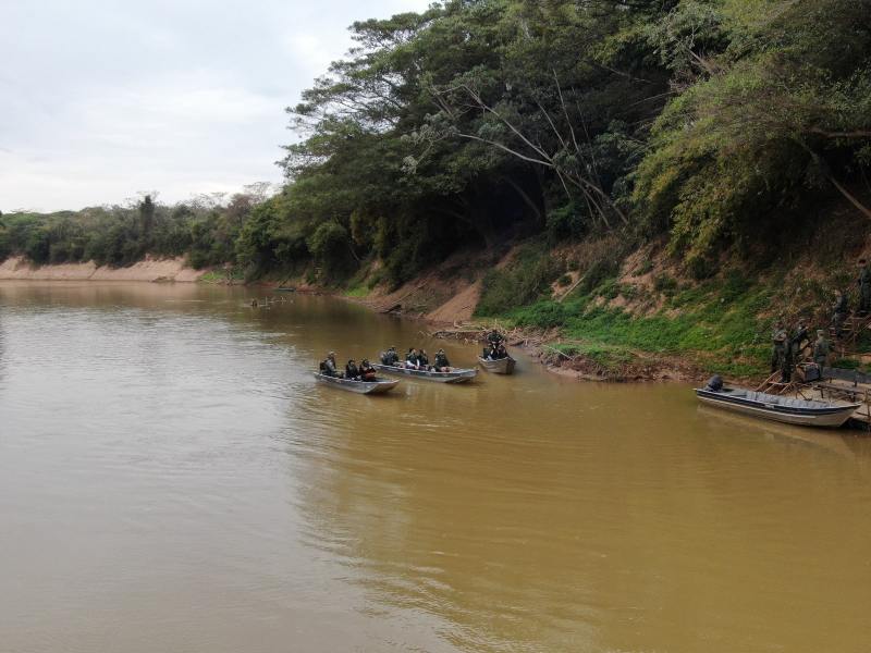 Duas embarcações da Polícia Militar de Meio Ambiente de Minas Gerais no Rio São Francisco durante operação de fiscalização ambiental, cercadas por vegetação.