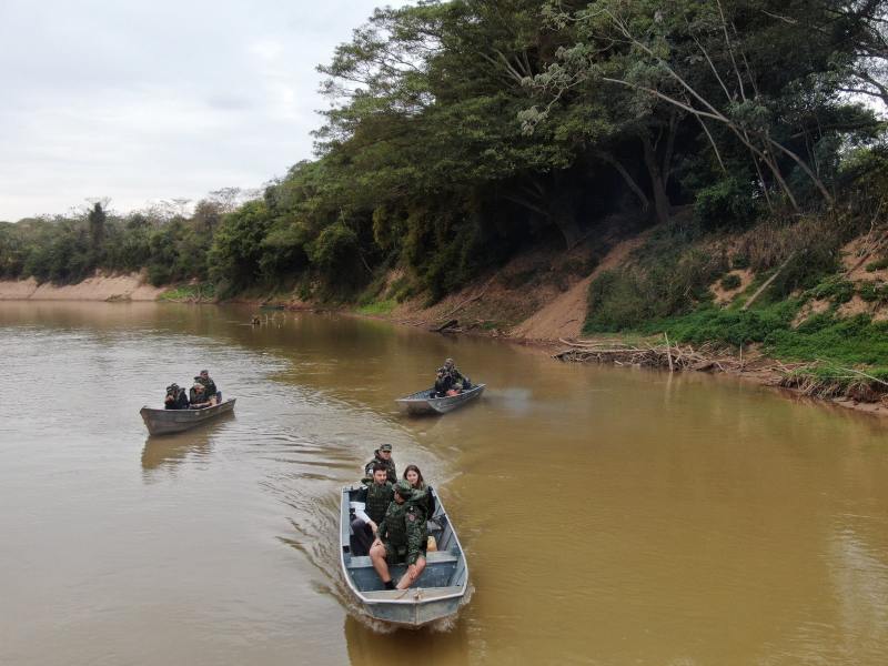 Um grupo de policiais militares navegando em embarcações pelo Rio São Francisco durante uma operação de fiscalização ambiental.