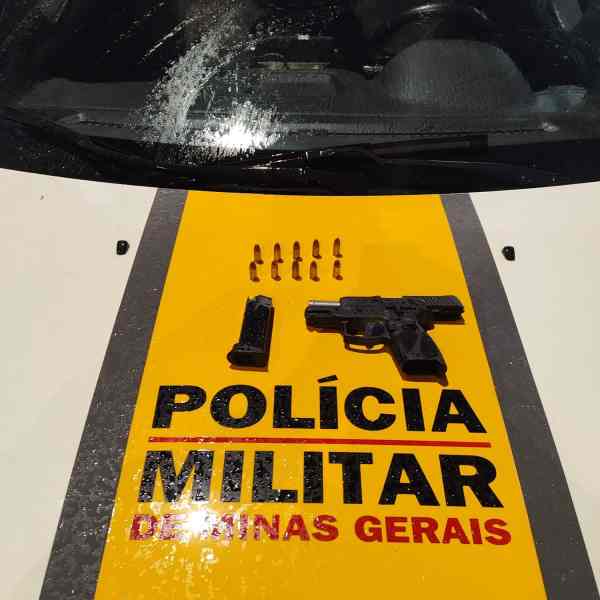 Uma pistola Taurus G2C e munições sobre a cabine de um veículo da Polícia Militar de Minas Gerais.