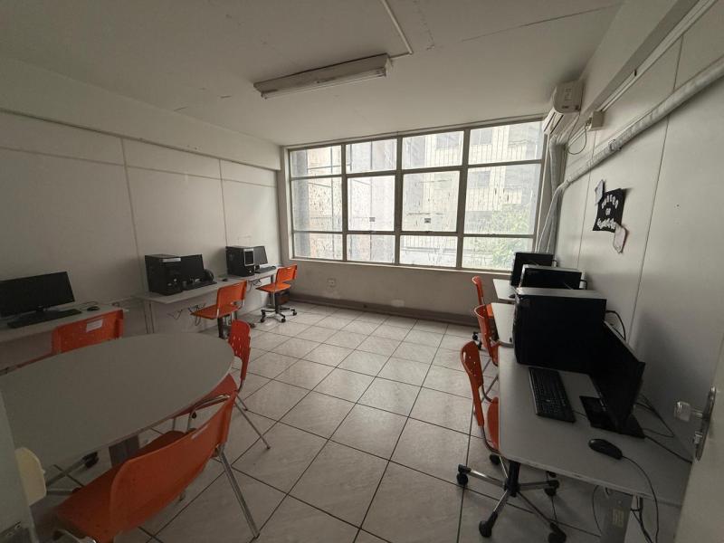 Sala de informática da Escola do Legislativo, equipada com computadores e mesas, oferecendo um espaço para o uso da internet e atividades educativas.