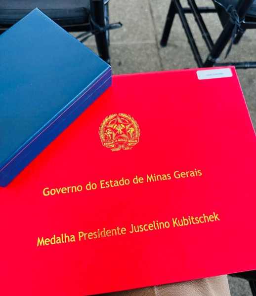 Certificado em destaque da Medalha Presidente Juscelino Kubitschek, concedida pelo Governo de Minas Gerais.