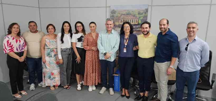 Grupo de pessoas posando para foto em evento de saúde em Divinópolis, MG, organizado pelo CISVI e Page Saúde.