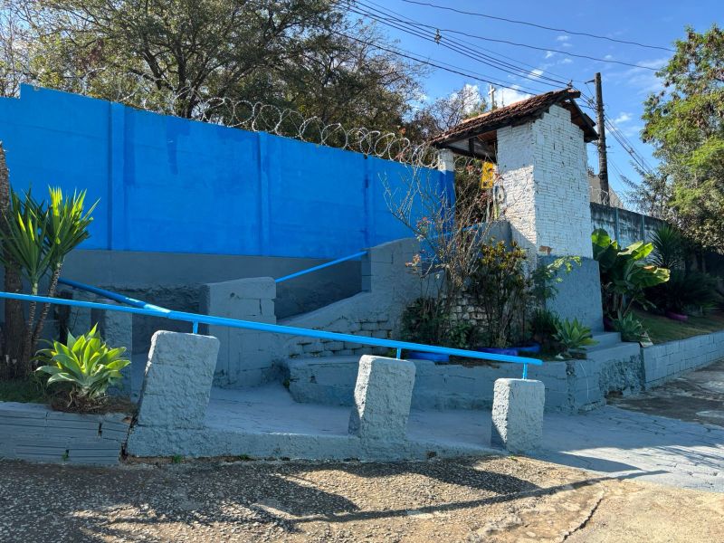 Revitalização da fachada da ONG Céu Azul, com paredes internas e externas pintadas de azul e cinza, e melhorias no acesso ao local.