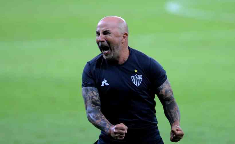 Treinador Jorge Sampaoli comemorando e expressando emoção durante um jogo, vestindo uniforme do Atlético Mineiro.