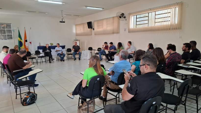 Reunião do Fórum de Desburocratização da Câmara Municipal de Divinópolis, com participantes discutindo temas administrativos em sala de aula.