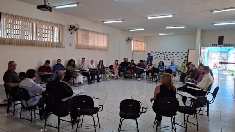 Reunião do Fórum de Desburocratização da Câmara Municipal de Divinópolis com participantes sentados em cadeiras dispostas em círculo, discutindo sobre pautas administrativas.