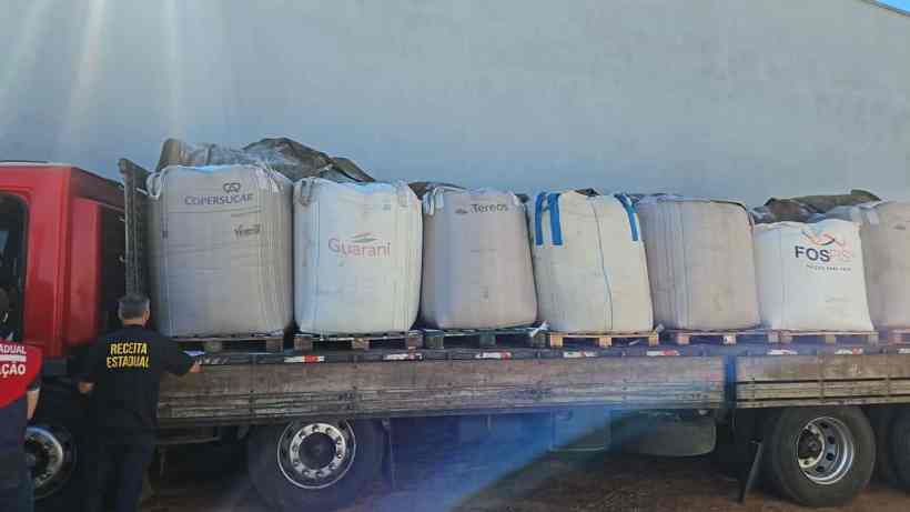 Caminhão com sacos de sabão em pó falsificado apreendidos durante a operação da Receita Estadual em Minas Gerais.