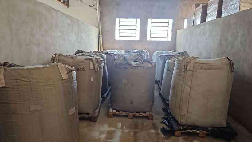Galpão com sacos de sabão em pó falsificado apreendidos durante operação contra fábricas clandestinas em Minas Gerais.