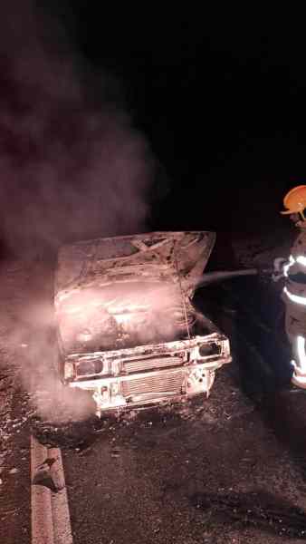 Veículo em chamas na BR-332, com bombeiros atuando para combater o incêndio durante a noite.