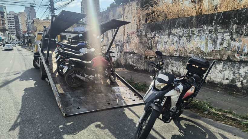 Caminhão transportando motocicletas apreendidas durante operação da Polícia Militar em Divinópolis.