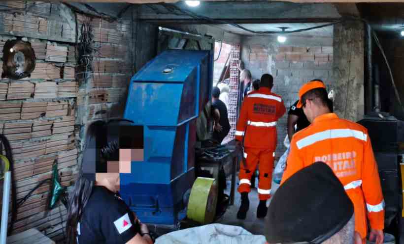 Ação de fiscalização da Polícia Militar e Corpo de Bombeiros em um local suspeito de comércio ilegal de fios de cobre, com agentes em trajes de trabalho e equipamentos de segurança.