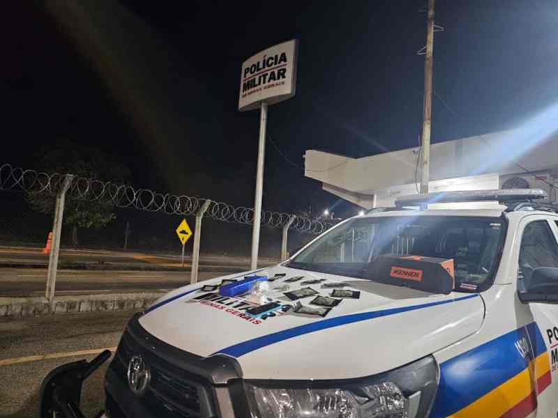 Viatura da Polícia Militar Rodoviária com entorpecentes apreendidos em operação antidrogas, à noite, em Pará de Minas.