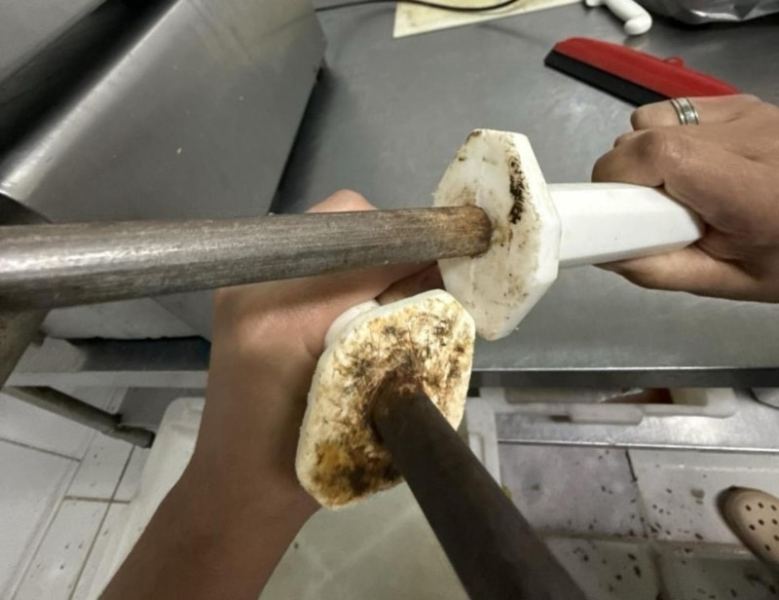 Imagens de ferramentas e equipamento de cozinha com evidências de sujeira, mostrando a falta de higiene em um estabelecimento de manipulação de alimentos.