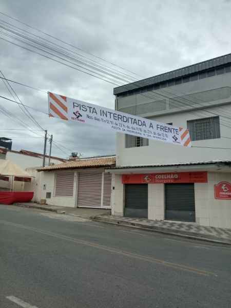 Faixa informativa indicando interdição da pista à frente.