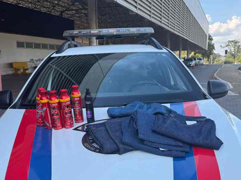 Produtos recuperados, incluindo desodorantes e calças jeans, em cima de um veículo da Guarda Civil Municipal.