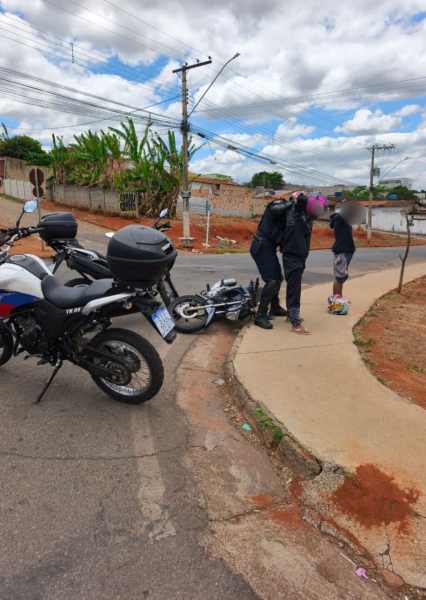 Agentes da Guarda Civil Municipal de Pará de Minas abordando um motociclista em uma operação de fiscalização, com motocicleta caída ao lado.
