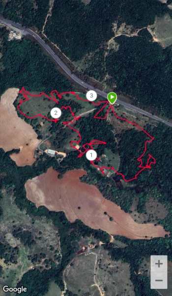 Mapa aéreo da área de busca em Arcos (MG), com rotas demarcadas em vermelho e pontos de interesse numerados.
