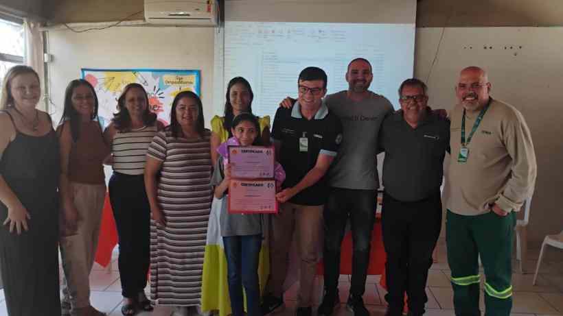 Cerimônia de premiação do 14º Concurso Nacional de Redação, Desenho e Vídeo da Abracopel, com participantes e organizadores posando para foto, destacando alunos premiados de Minas Gerais.