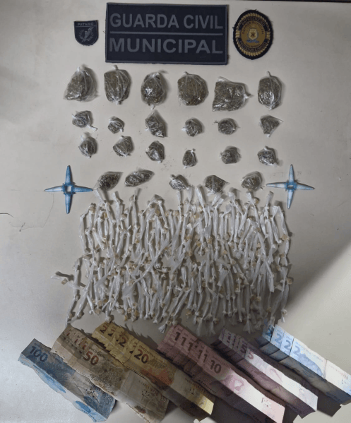 Apreensão de entorpecentes, incluindo maconha, cocaína e crack, dispostos sobre uma superfície ao lado de notas de dinheiro.