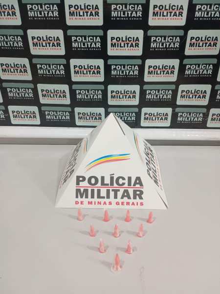 Piramide da Polícia Militar de Minas Gerais com pinos de cocaína em exibição.