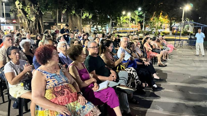 Público assistindo ao evento Seresta na Praça, lotando a Praça da Catedral em Divinópolis.