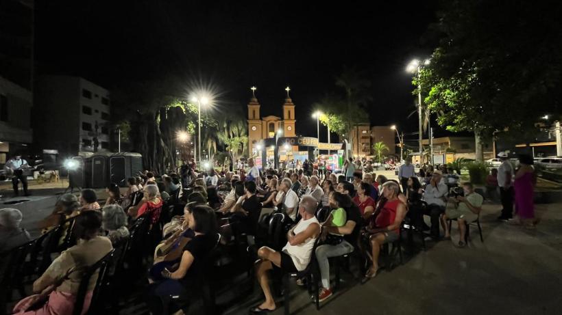 Público reunido na Praça da Catedral durante a terceira edição da Seresta na Praça, um evento noturno com uma atmosfera de nostalgia e cultura, destacando um grande número de espectadores assistindo ao espetáculo.