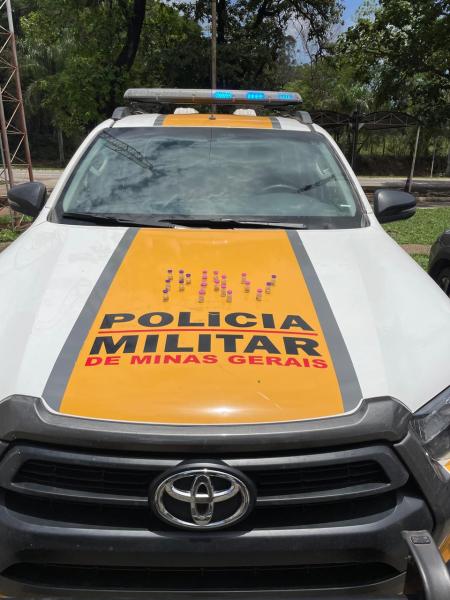 Veículo da Polícia Militar de Minas Gerais com a logo e a identificação visível no capô, sob luz do dia.