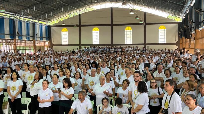 Grande reunião de ministros extraordinários da Eucaristia em Conceição do Pará, com muitos participantes usando camisetas brancas, reunidos em um santuário diocesano.
