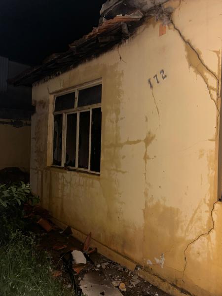 Fachada de um imóvel abandonado, com números 172 visíveis, apresentando danos e marcas de incêndio.