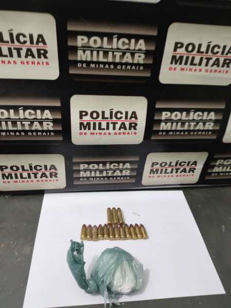 Imagem mostrando munições e uma sacola com substância suspeita, sobre uma superfície clara, com fundo de cartazes da Polícia Militar de Minas Gerais.