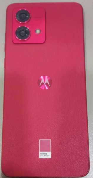 Imagem de um telefone celular vermelho com câmera dupla na parte traseira e logotipo da Motorola.