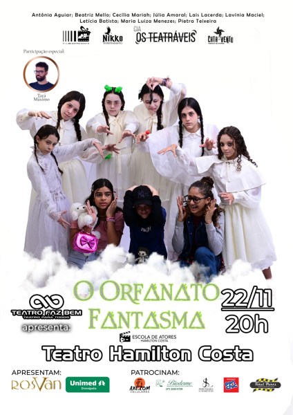Cartaz do espetáculo 'O Orfanato Fantasma', exibindo jovens atores vestidos de maneira fantasiosa, com expressões variadas sobre um fundo nebuloso. Informações do evento são apresentadas na parte inferior.