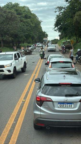 Cenas de um acidente de trânsito em uma estrada, com veículos parados e pessoas se movimentando entre os carros.