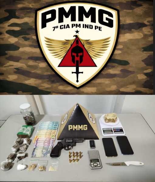 Imagem do emblema da PMMG (Polícia Militar de Minas Gerais) em fundo camuflado, com vários objetos como dinheiro, uma arma, balança e substâncias em uma mesa.