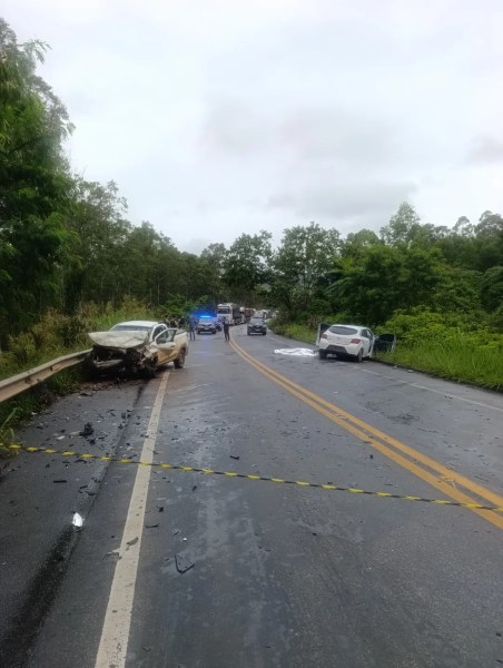 Acidente de carro na estrada com um veículo danificado na lateral e a polícia no local.