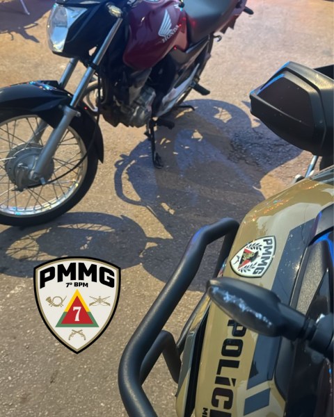 Imagem de duas motocicletas, uma vermelha e outra dourada com detalhes em preto, com o emblema da PMMG no canto inferior esquerdo.
